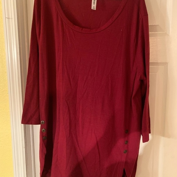Zen Ana premium red top - Picture 1 of 1